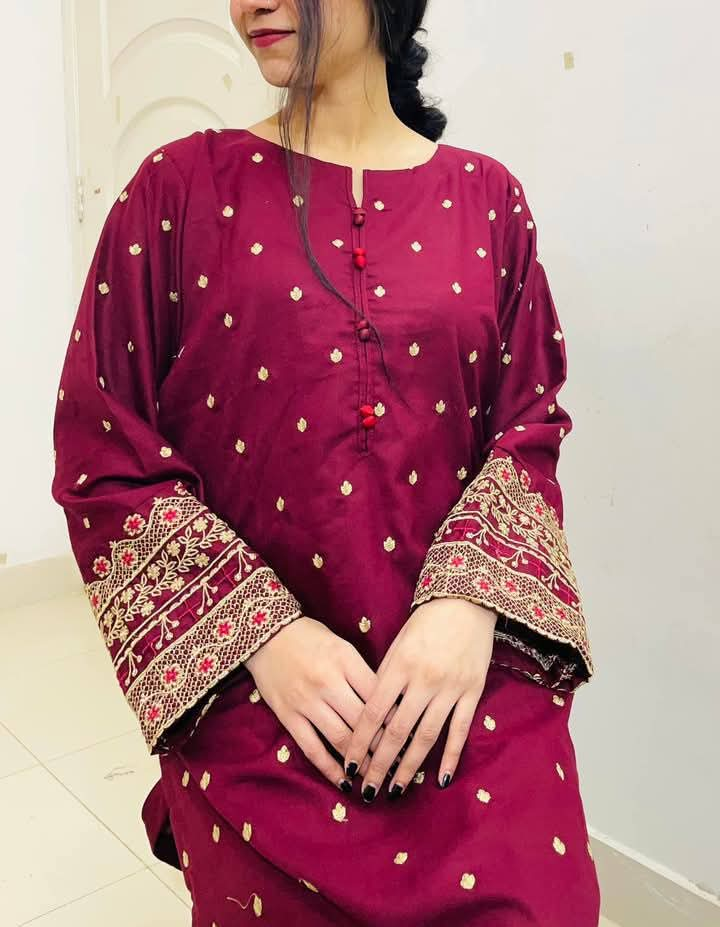 Luxury Embroidered Lawn Suit – 2-Piece | Black & Maroon